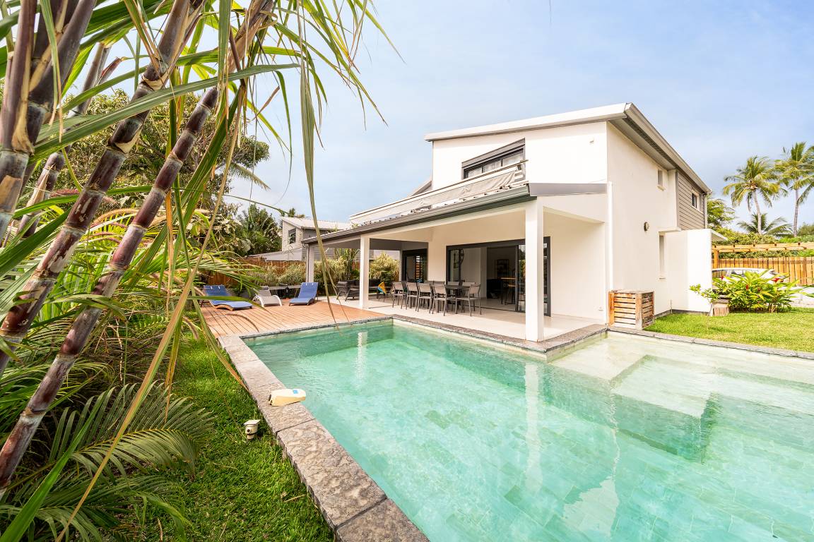 Villa Jélys avec sa piscine en pierre naturelle et son jardin